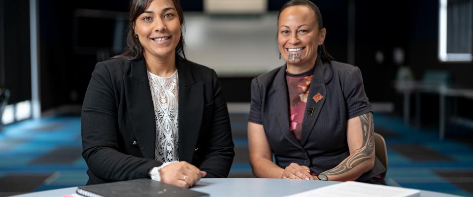 Aspiring Principal Programme participant Casey and her mentor Ngaere are sitting at a desk in a classroom.